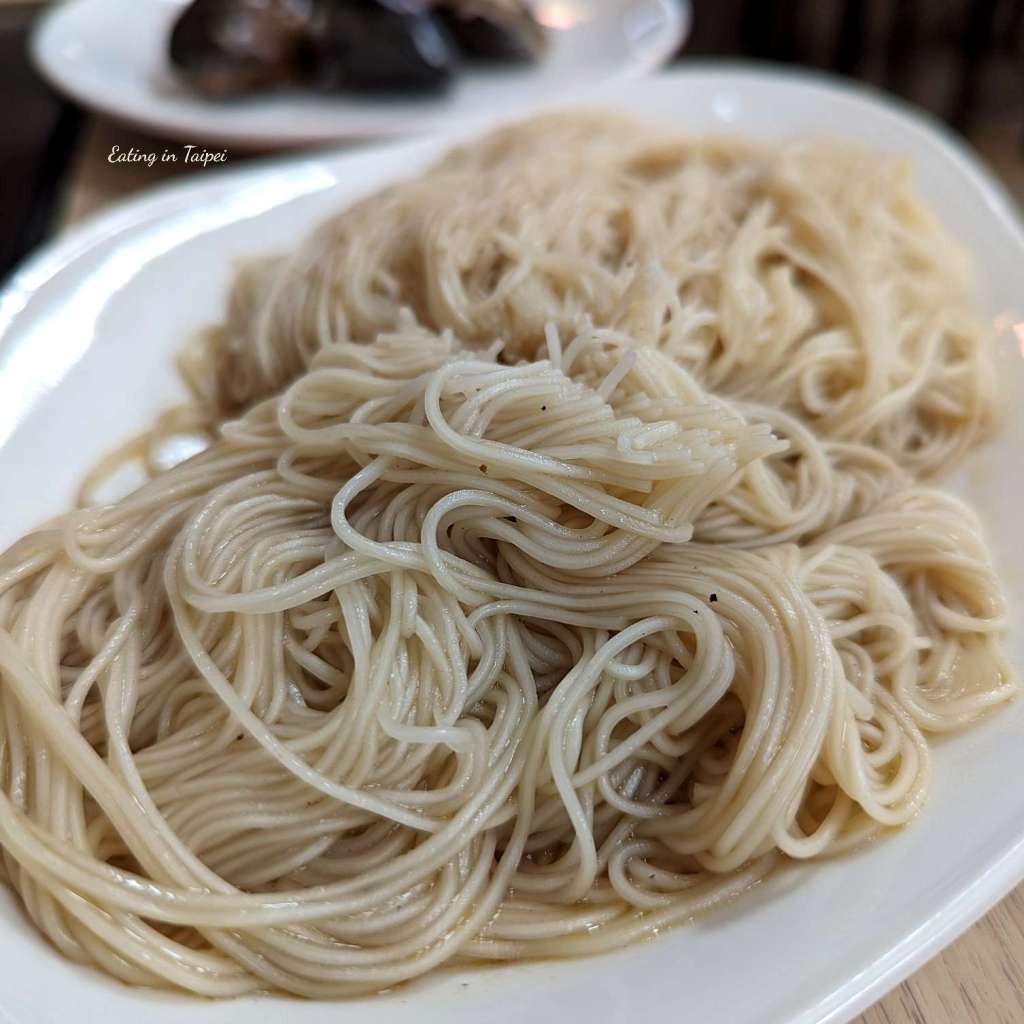 The thin noodles at Bravo Duck Zhongshan looked bland, coming in as a mound of noodles on a white plate, but they were surprisingly tasty.