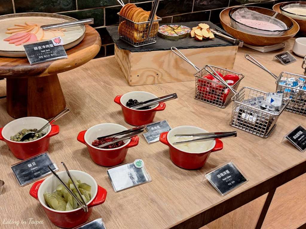 Just Sleep Tainan Just Cafe breakfast cheese cold cut 1