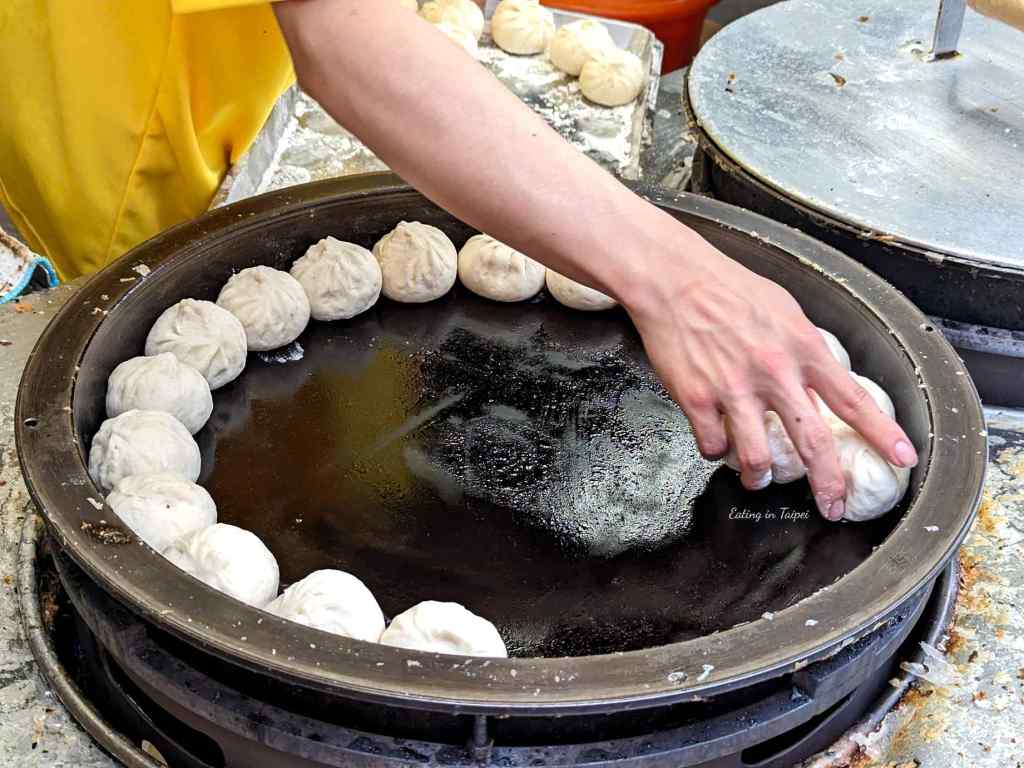 Shilin night market Chung Chia Sheng Jian Bao pan frying