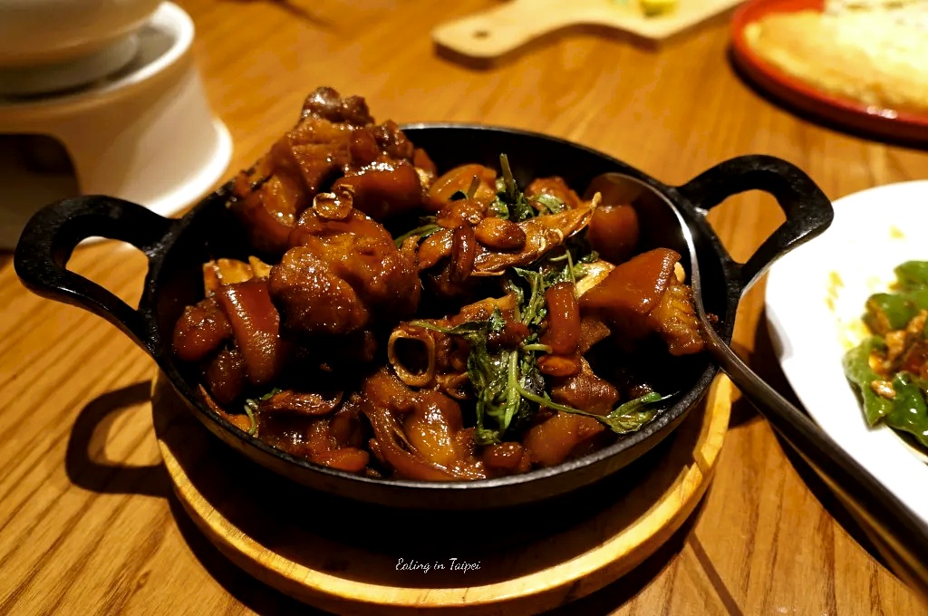Shin Yeh Shiao Ju stired fried pork knuckle with basil ginger and three cups of sauce